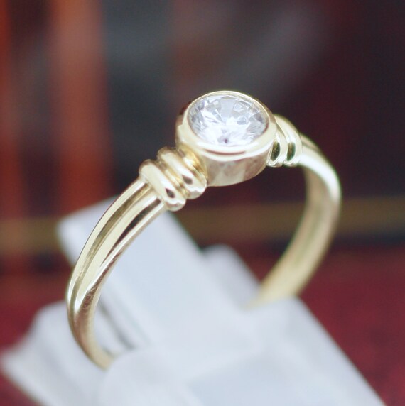 Estate Jewellery 9K Solid Gold Ring White Sapphire Classic Bezel