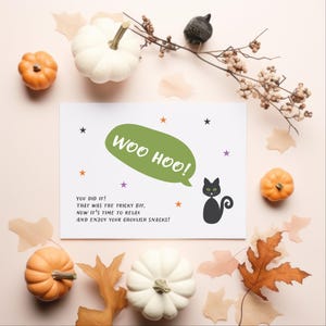 Puede incluir: Una tarjeta de felicitaci&oacute;n con tem&aacute;tica de Halloween con el texto "WOO HOO!" en un bocadillo verde. La tarjeta presenta un gato negro, estrellas y el mensaje "YOU DID IT!" rodeado de calabazas y hojas de oto&ntilde;o.