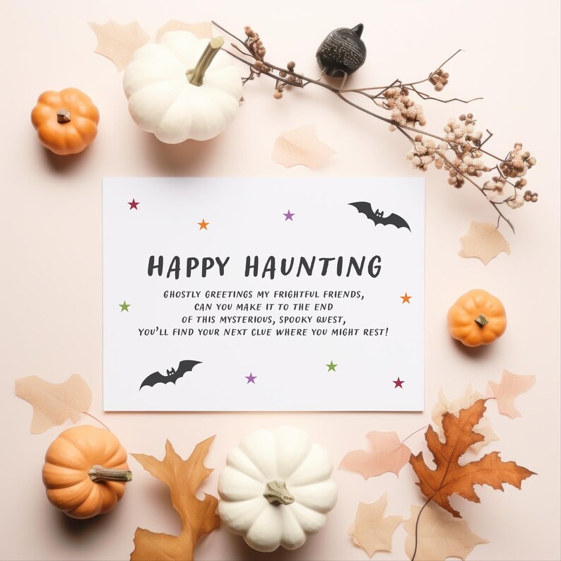 Puede incluir: Una composici&oacute;n tem&aacute;tica de Halloween con una tarjeta que dice "Happy Haunting", rodeada de calabazas en miniatura, hojas de oto&ntilde;o y elementos decorativos. La escena evoca un ambiente festivo y espeluznante.