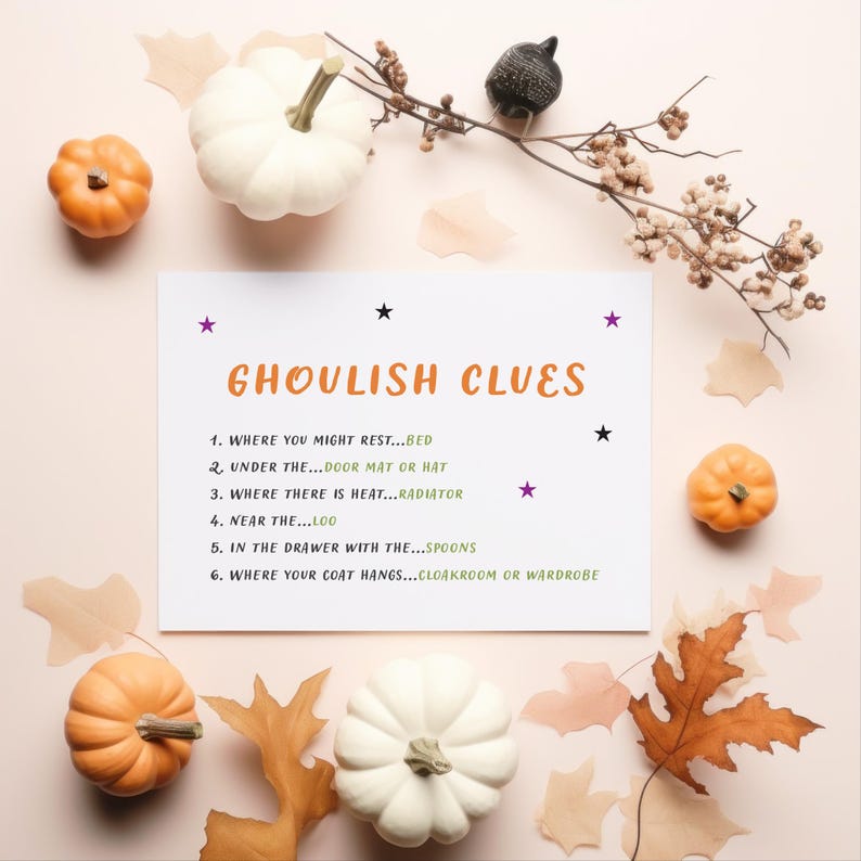 Puede incluir: Una composici&oacute;n plana con una tarjeta blanca que muestra "GHOULISH CLUES" en naranja, rodeada de peque&ntilde;as calabazas, hojas de oto&ntilde;o y una rama decorativa. La tarjeta presenta seis pistas tem&aacute;ticas de Halloween.
