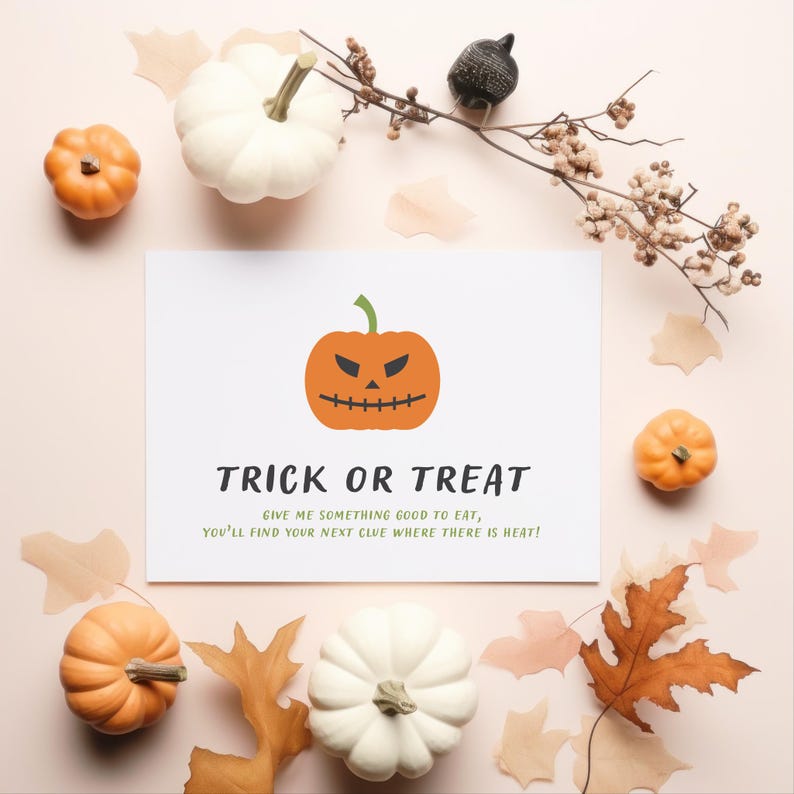 Puede incluir: Una composici&oacute;n tem&aacute;tica de Halloween con una tarjeta blanca que muestra una calabaza naranja y el texto "TRICK OR TREAT". La tarjeta est&aacute; rodeada de calabazas, hojas de oto&ntilde;o y ramas, todo sobre un fondo rosa claro.