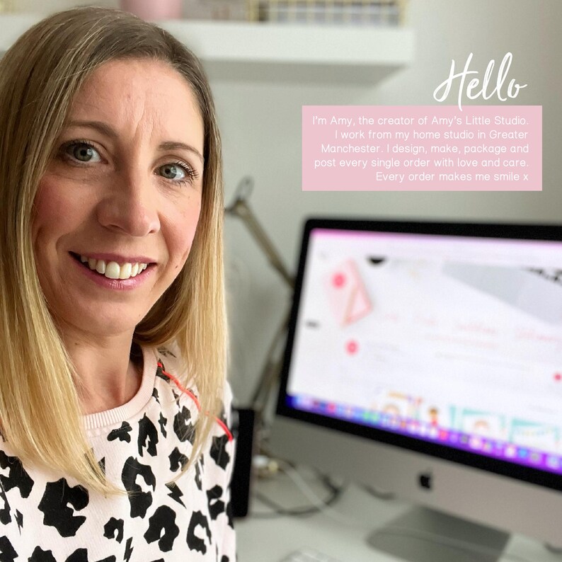 Puede incluir: Una mujer sonriente con cabello rubio lleva un su&eacute;ter rosa y negro estampado. El texto en la imagen dice "Hello" y "I'm Amy, the creator of Amy's Little Studio." Un monitor de computadora es visible en el fondo.