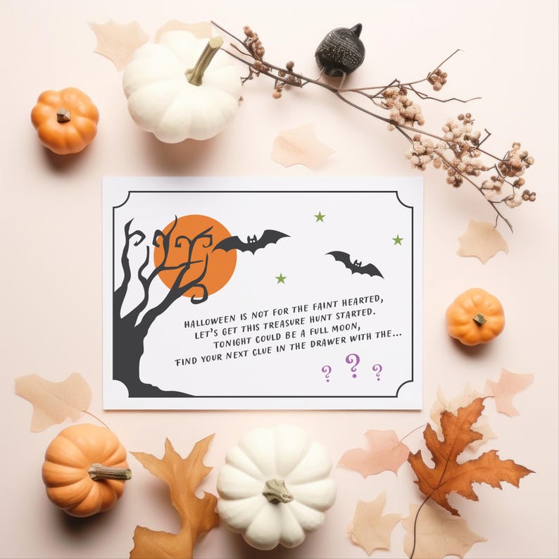 Puede incluir: Una composici&oacute;n tem&aacute;tica de Halloween con una tarjeta que presenta un &aacute;rbol, murci&eacute;lagos y una luna naranja. La tarjeta dice "Halloween no es para los d&eacute;biles..." con calabazas, hojas y elementos decorativos. La combinaci&oacute;n de colores es naranja, blanco y marr&oacute;n.