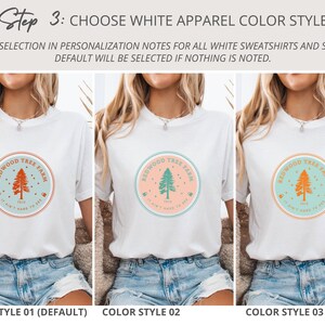 Pode incluir: Tr&ecirc;s camisetas brancas com diferentes varia&ccedil;&otilde;es de cores de um design gr&aacute;fico circular Redwood Tree Farm. O design inclui uma ilustra&ccedil;&atilde;o de &aacute;rvore, o texto "Redwood Tree Farm" e a frase "It ain't hard to see". As camisetas s&atilde;o exibidas por uma pessoa.