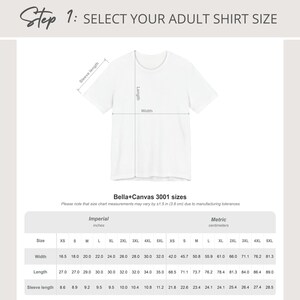 Pode incluir: T-shirt branco com tabela de tamanhos, intitulada "Step 1: SELECT YOUR ADULT SHIRT SIZE". A tabela inclui medidas em polegadas e cent&iacute;metros para tamanhos Bella+Canvas 3001, detalhando largura, comprimento e comprimento da manga.