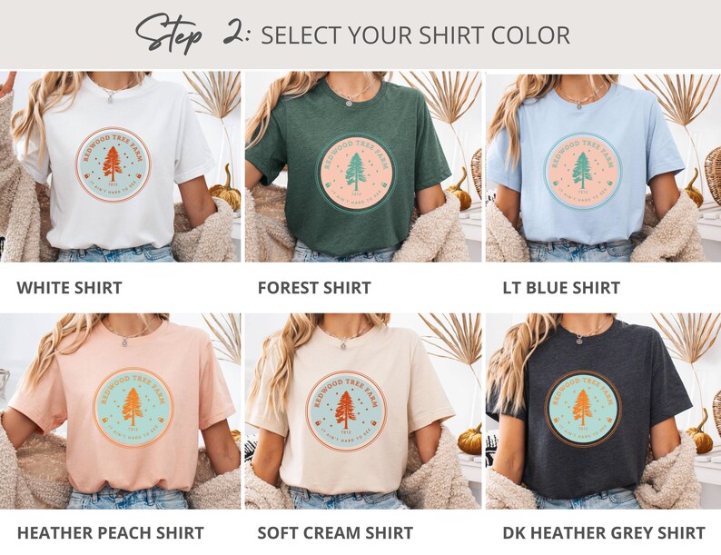 Pode incluir: Uma sele&ccedil;&atilde;o de camisetas em v&aacute;rias cores, incluindo branco, verde floresta, azul claro, p&ecirc;ssego mesclado, creme suave e cinza mesclado escuro. Cada camisa apresenta um gr&aacute;fico circular com um design de &aacute;rvore e o texto "Redwood Tree Farm". O texto "Step 2: SELECT YOUR SHIRT COLOR" est&aacute; no topo.