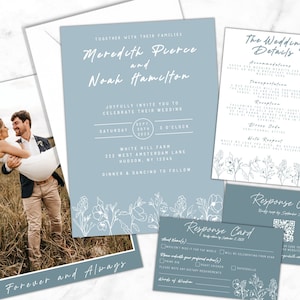 Pode incluir: Um conjunto de convites de casamento com um esquema de cores azul e branco. O convite apresenta um design floral e o texto "Meredith Pierce e Noah Hamilton" com a data e hora do casamento. O cart&atilde;o de resposta inclui um c&oacute;digo QR e um local para responder.