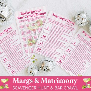 Può includere: Una collezione di biglietti rosa e bianchi per cacce al tesoro e pub crawl con palle da discoteca. Le carte includono testi come "Bachelorette Bar Crawl Bingo" e "Scavenger Hunt Night Out". La parte inferiore dell'immagine recita "Margs & Matrimony Scavenger Hunt & Bar Crawl".