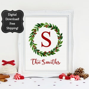Peut inclure: Un printable encadré blanc avec une lettre S rouge dans une couronne verte avec des baies rouges. Le texte "The Smiths" est sous la couronne.