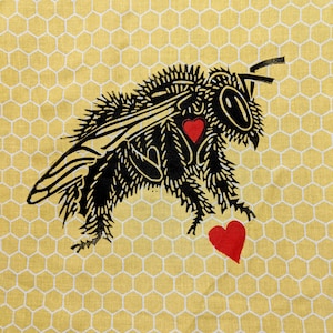 Może przedstawiać: Czarno-czerwona ilustracja pszczoły z dwoma czerwonymi sercami na żółtym tle plastra miodu. Pszczoła jest szczegółowa z kolczastym futrem i dużym okiem. Tło przedstawia powtarzający się wzór białych komórek plastra miodu.