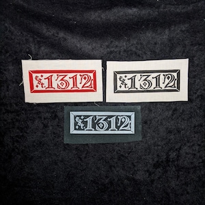 Peut inclure: Trois écussons rectangulaires avec le nombre "1312" dans une police décorative. L'un a un texte rouge sur fond blanc, un autre a un texte noir sur blanc, et le troisième a un texte blanc sur fond vert foncé.