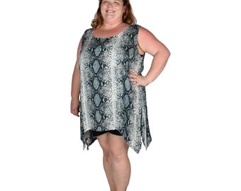 Top Cayman 2X con estampado animal de piel de serpiente gris, top de playa sin mangas de talla grande, ropa de playa ligera y fluida.