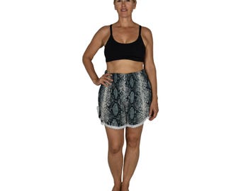 Pantalones cortos Beach Babe L/XL con estampado animal de piel de serpiente gris, pantalones cortos de rayón con ribete de encaje.