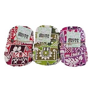 Pode incluir: Três luvas de forno coloridas com um design de estampa havaiana. Cada luva tem uma etiqueta que diz "Maui Micro Mitts The Microwave Oven Mitt Try Me!"
