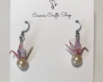 Origami Kranich sitzend auf einer Perle