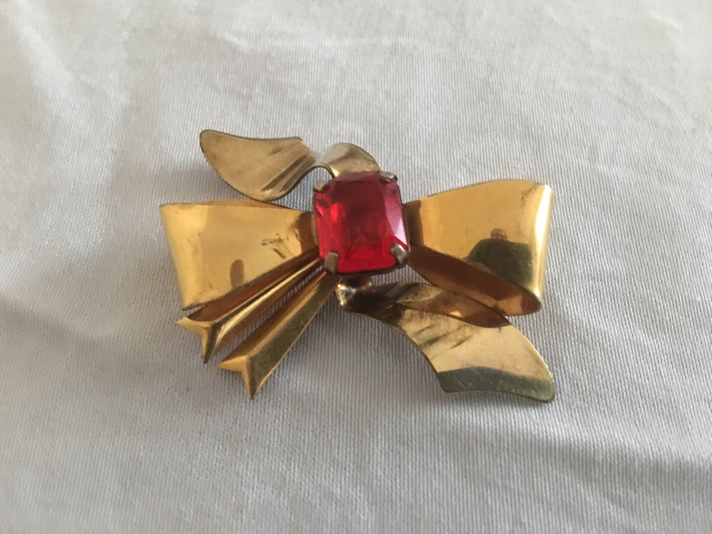 Vintage 12 Kt Yellow Gold Bow Brooch With Large Red Emerald 