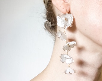 Wedding Earrings, Floral Earrings, Boho Bride Earrings, White Flower Earrings, Bridal Earrings, Bridal Earrings, Dangle Earrings, Gold