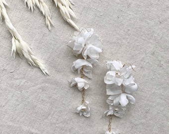 Wedding Earrings, Bridal Earrings, Flower Earrings, White Floral Earrings, Dangje Earrings, Statement Earrings, Bride Earrings, Boho Bride