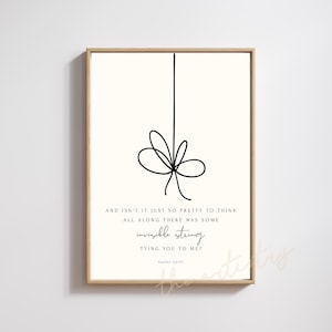 Könnte beinhalten: Gerahmter Kunstdruck mit cremefarbenem Hintergrund. Das Kunstwerk zeigt eine schwarze Strichzeichnung einer Schleife und das Zitat "AND ISN'T IT JUST SO PRETTY TO THINK ALL ALONG THERE WAS SOME invisible string TYING YOU TO ME?" von Taylor Swift.