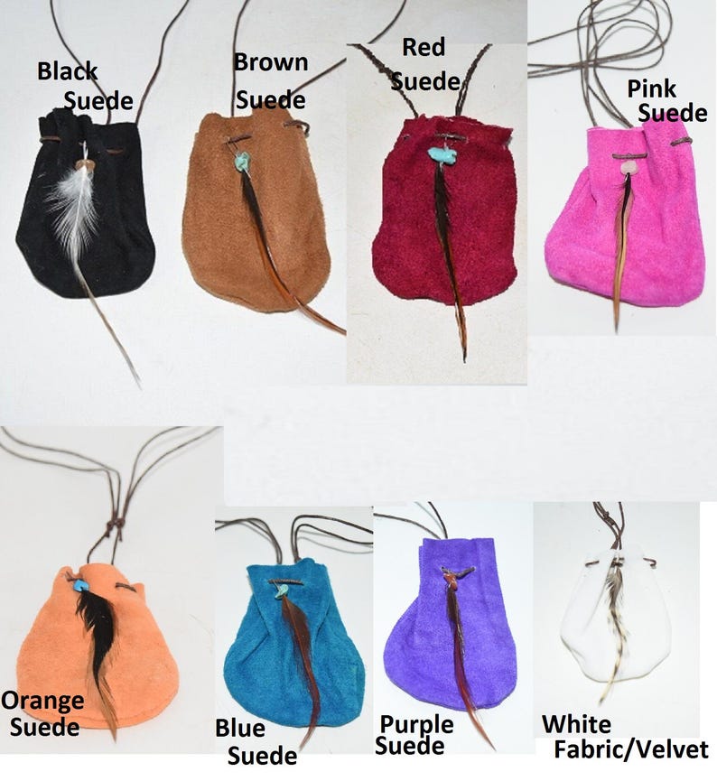 K&ouml;nnte beinhalten: Zehn kleine Kordelbeutel in verschiedenen Farben, darunter Schwarz, Braun, Rot, Rosa, Orange, Blau, Lila und Wei&szlig;. Jeder Beutel hat eine Feder und eine t&uuml;rkisfarbene Perle, die daran h&auml;ngen. Die Beutel sind aus Wildleder oder Stoff.
