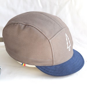 Gorra plegable de cinco paneles con bordado de pino. Visera suave.