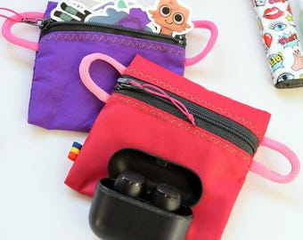 Mini organizador con cremallera, totalmente forrado, hecho a partir de chaquetas deportivas recicladas.