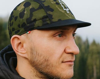 Gorra de 5 paneles, en camuflaje verde bosque con bordado de pino.