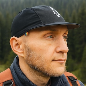 Dark green snapback 5 panel hat with pine tree embroidery. Cotton. Size 53-60 cm