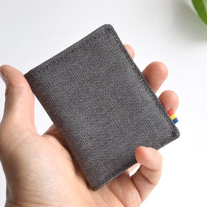 Kaarten portemonnee. Grijs zwaar katoen. Kleine vegan portemonnee. Slank, minimalistisch en gedeeltelijk geüpcycled.