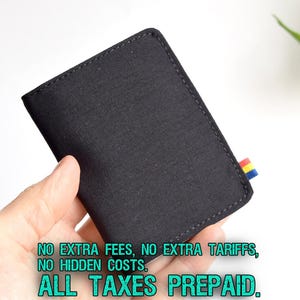 Kartenetui aus schwarzem Cordura. Minimalistisch, vegan, klein, dreifaltig.