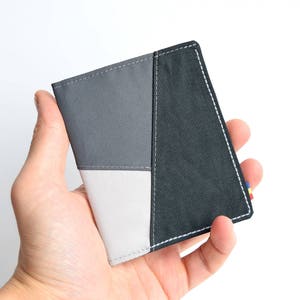 Cartera minimalista plegable en tres tonos de gris