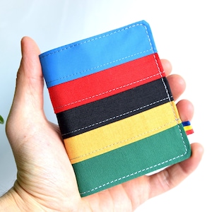 Cartera vegana con los colores de la UCI para mujer y hombre, luciendo los colores del campeón del mundo de ciclismo.