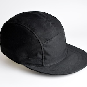 Gorra de ciclismo negra de 5 paneles, hecha a mano.