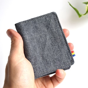 Kaarten portemonnee. Kleine vegan portemonnee van grijsblauw denim. Slank, minimalistisch en gedeeltelijk geüpcycled.