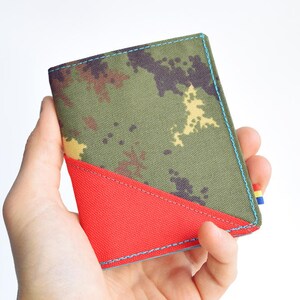 Cartera vegana con estampado de camuflaje rojo y forestal, Cartera plegable, Cartera minimalista, Cartera delgada plegable, Cartera vegana delgada