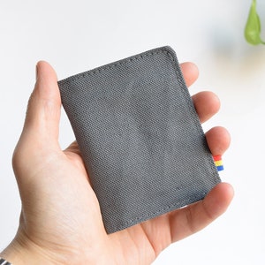 Cartera para tarjetas. Lino grueso gris militar. Cartera vegana pequeña. Minimalista, fina y parcialmente reciclada.