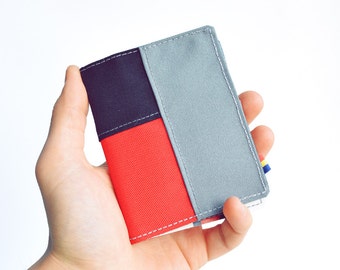 Cartera plegable vegana delgada en rojo, negro y gris. Tarjetero minimalista.