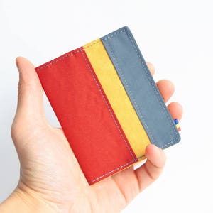 Portefeuille à deux volets minimaliste, Rouge foncé, jaune et gris