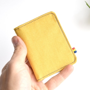 Tarjetero de cordura amarillo dorado. Minimalista. Cartera vegana pequeña.