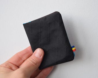 Portafoglio porta carte in X-Pac nero. Minimalista, vegano, bifold, parzialmente riciclato.