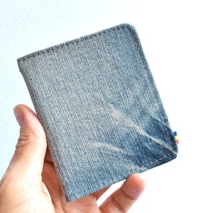 Cartera minimalista de jeans reciclados.