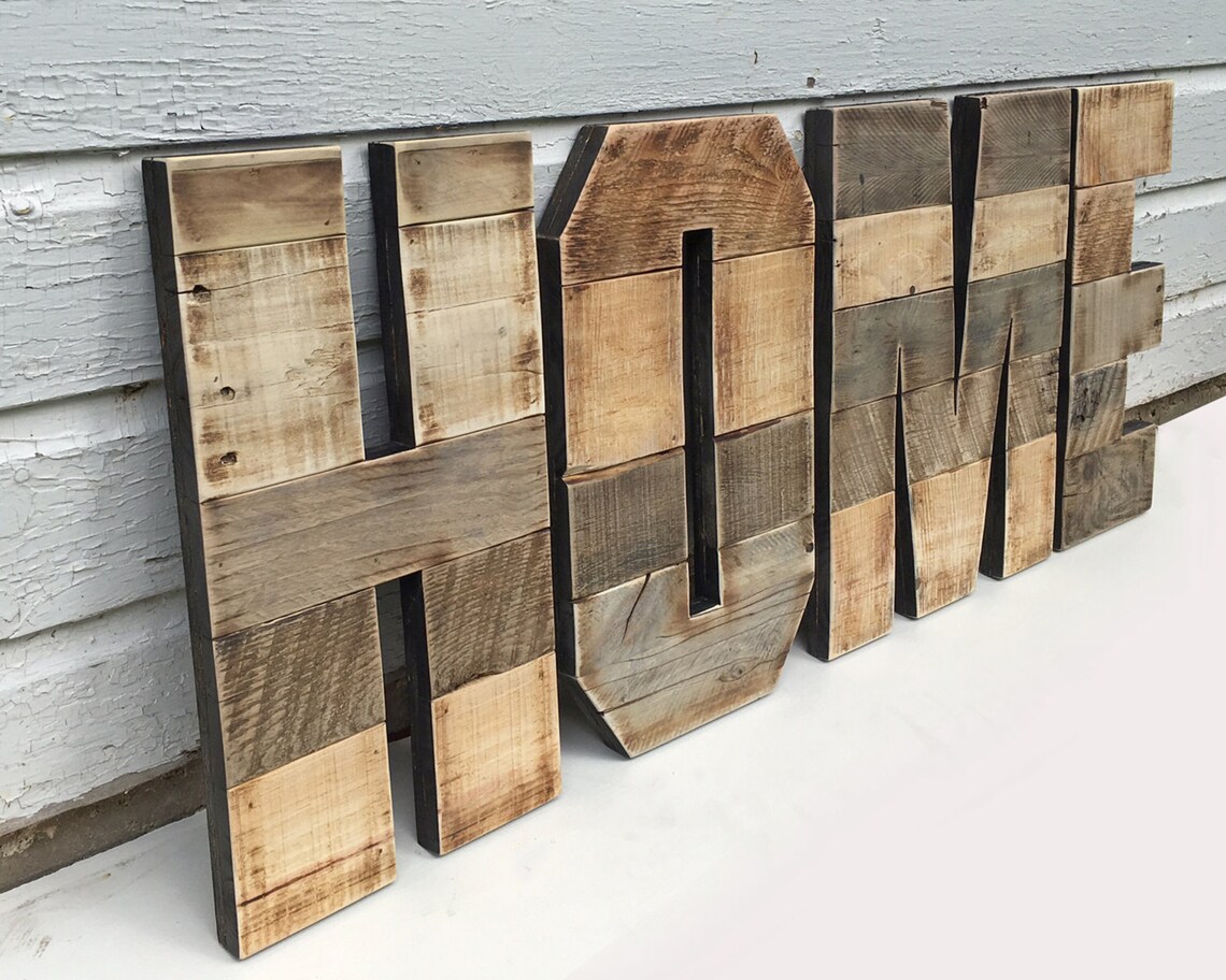 Lettres en bois Love avec des motifs colorés pour décorer la maison