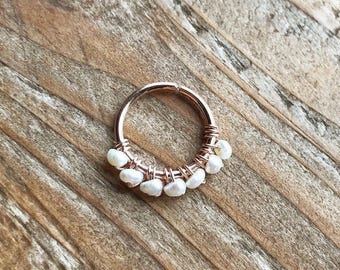 Pendiente de aro con perla pequeña rellena de oro rosa: cartílago, trago, nariz