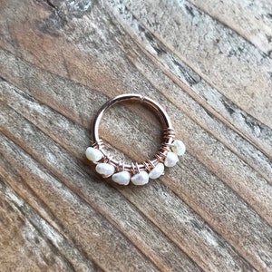 Cerchio sottile per cartilagine riempito in oro rosa 14k calibro 18/20/22/24 con 7 piccole perle d'acqua dolce - piccolo naso trago rook daith conchiglia setto