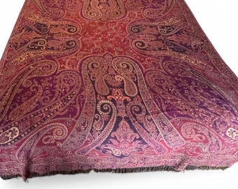 Colcha de pashmina india color burdeos: diseño intrincado, ligera y cálida.