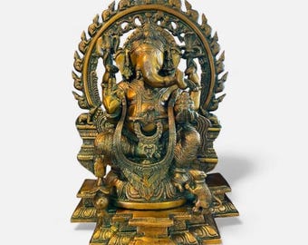 Estatua vintage de latón de Ganesh: deidad hindú en loto