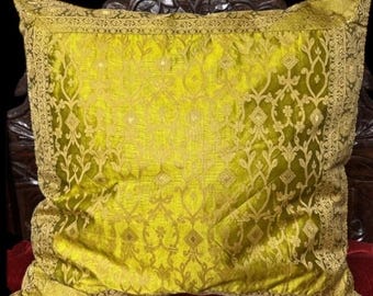 Olijfgroen sari-kussensloop: Indiaas geborduurd kussen (24 x 24 inch)