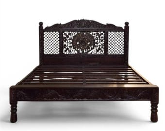 Cama King de madera de neem tallada a mano, cabecero con mandala de loto, diseño de Rajastán.