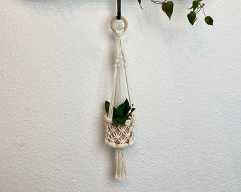 Macrame plant hanger - macrame plant holder - boho plant hanger, macrame plant decor, macrame plant basket