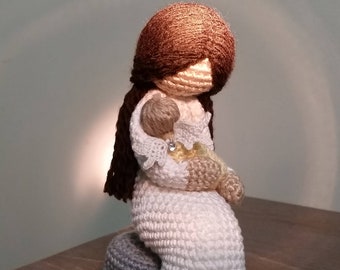 Crochet Pattern "Little Sparrow" Zion Asher. Mother sitting on a rock with her baby. Baby Angel Wings optional ENGLISH and DUTCH translation